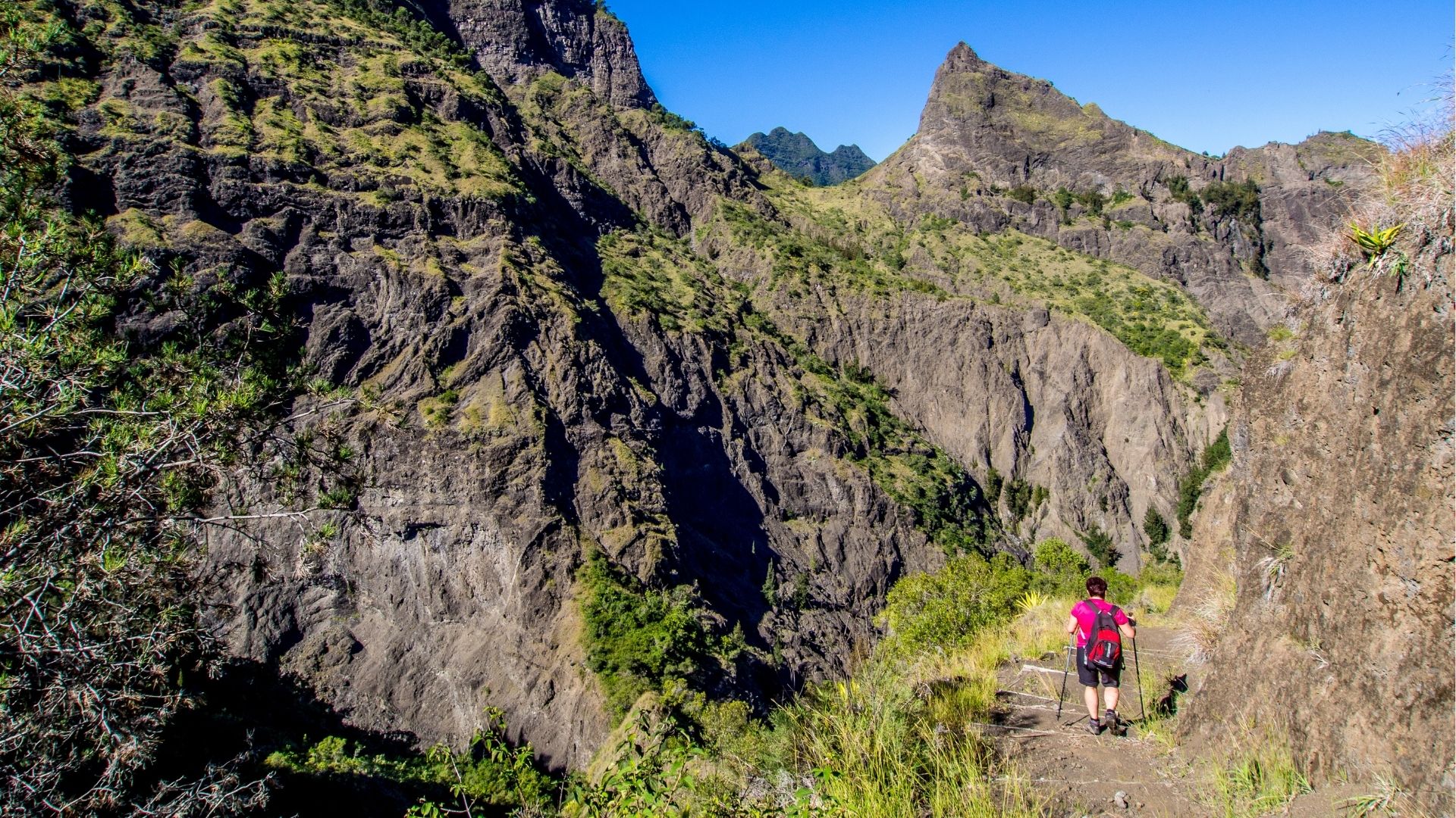 randonneur sur un sentier de montagne à Cilaos
