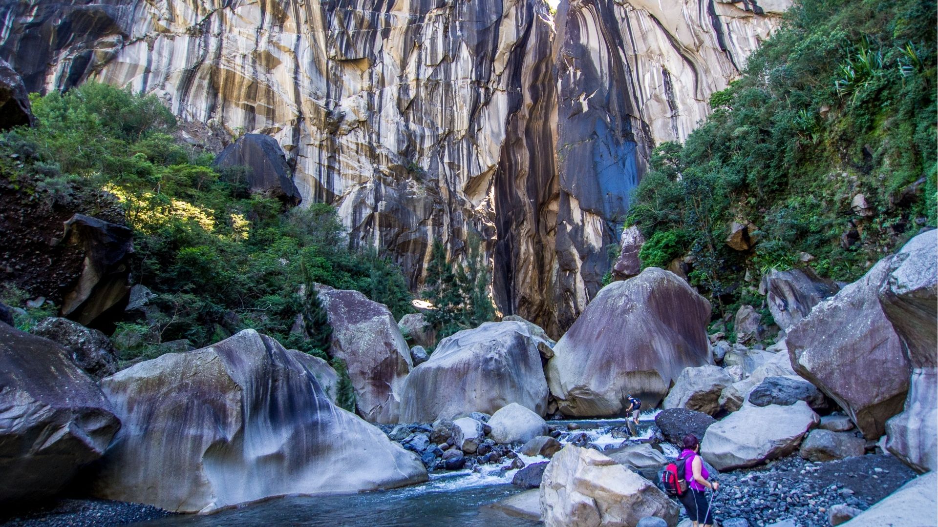 parois rocheuses de La Chapelle à Cilaos avec des randonneurs