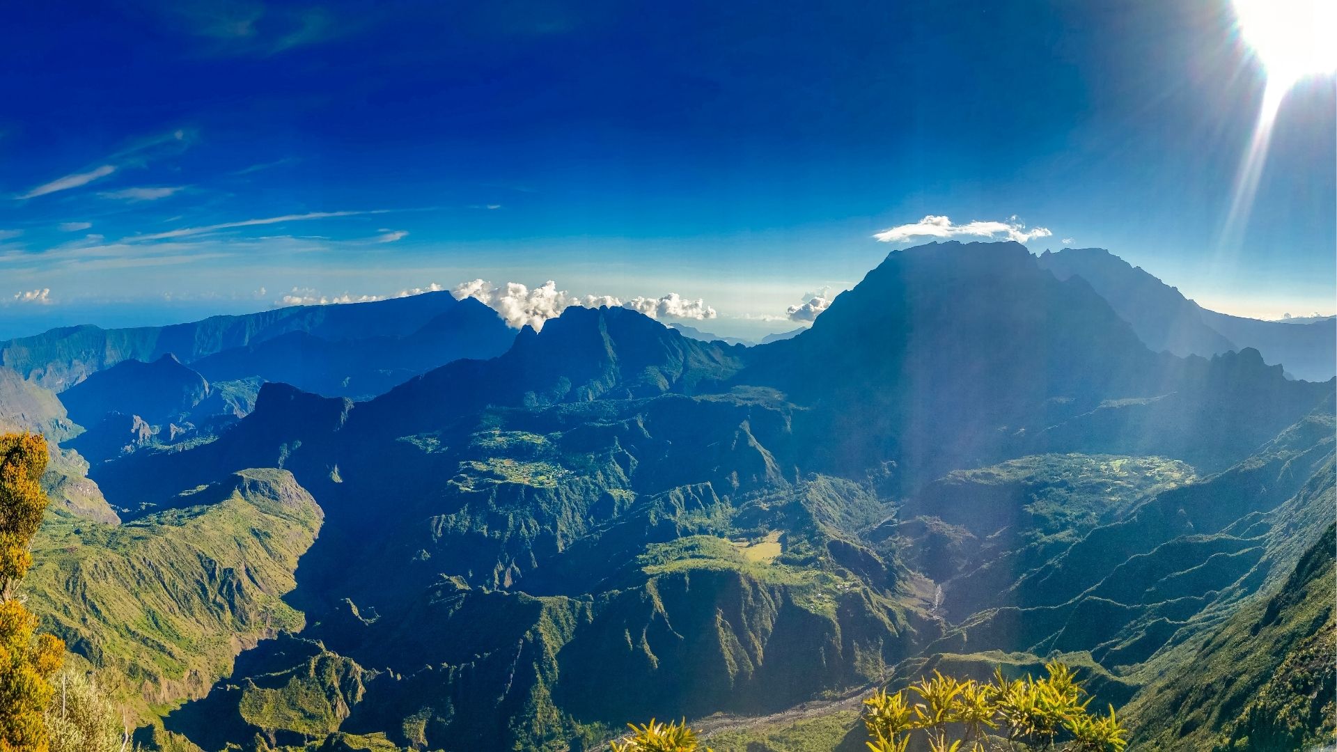 panorama des montagnes autour de Cilaos sous un ciel ensoleillé