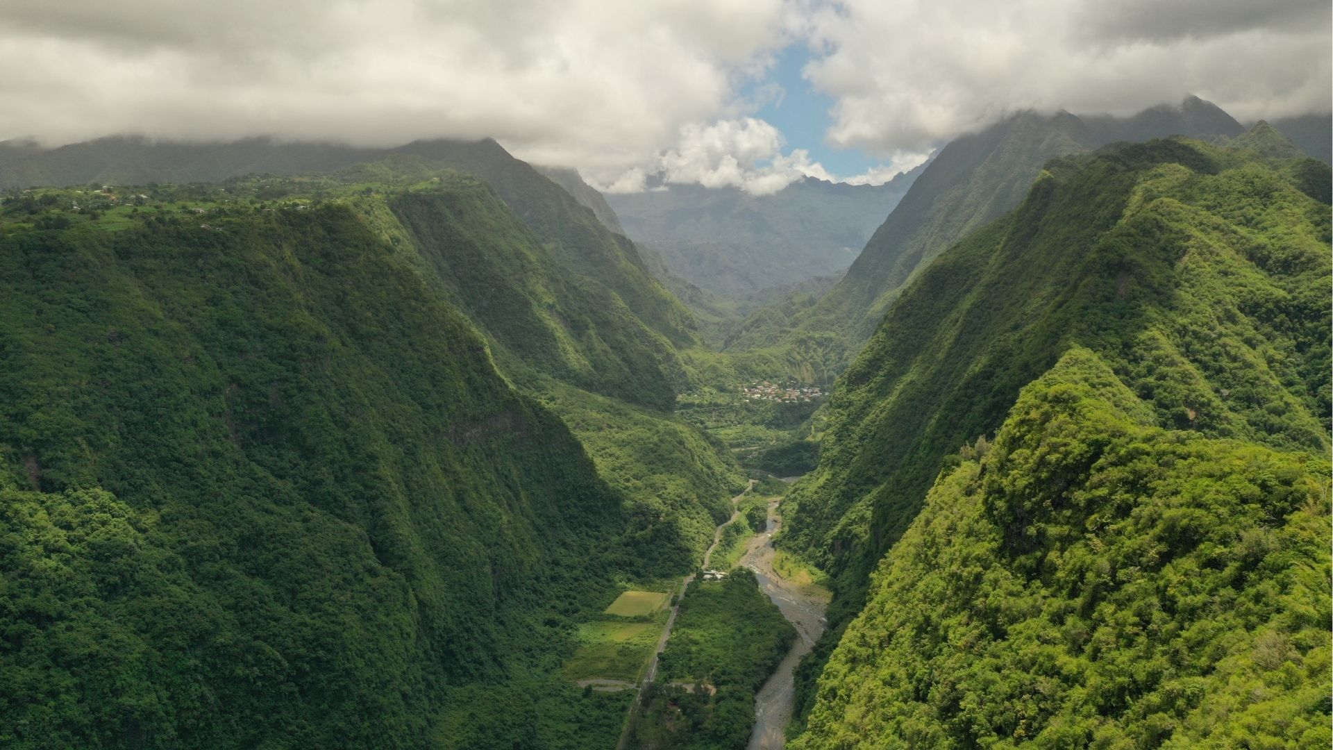 vallée encaissée entourée de montagnes verdoyantes à Cilaos