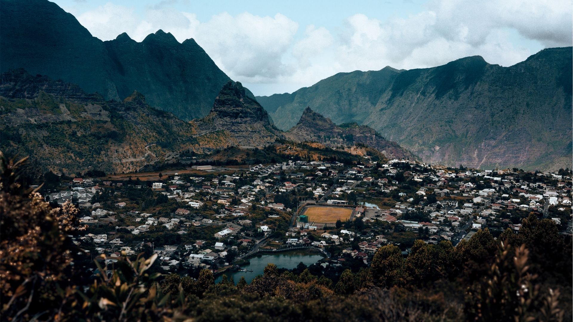 vue panoramique du village de Cilaos entouré de montagnes