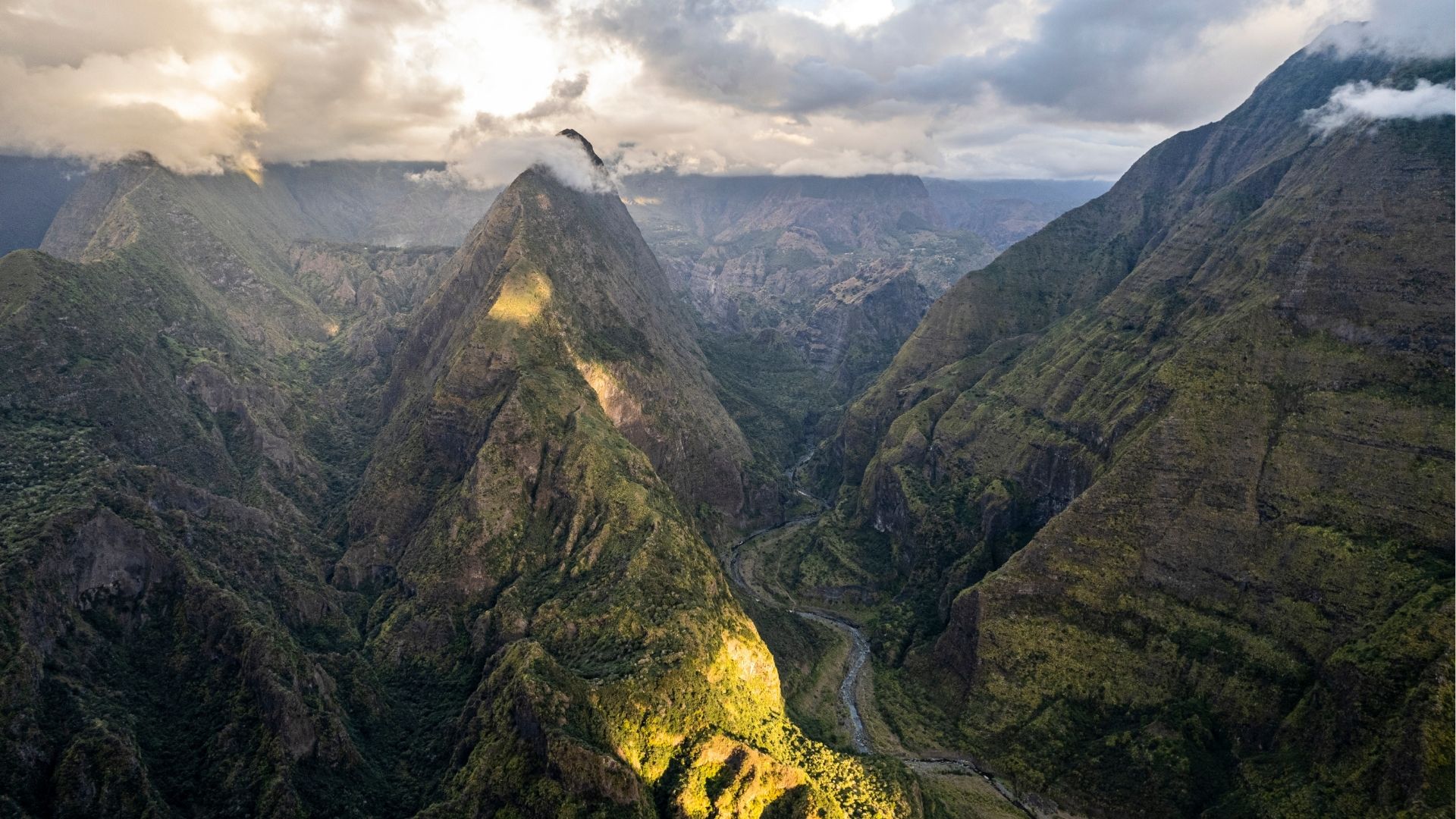 vue aérienne du cirque de Mafate et de ses montagnes à La Réunion