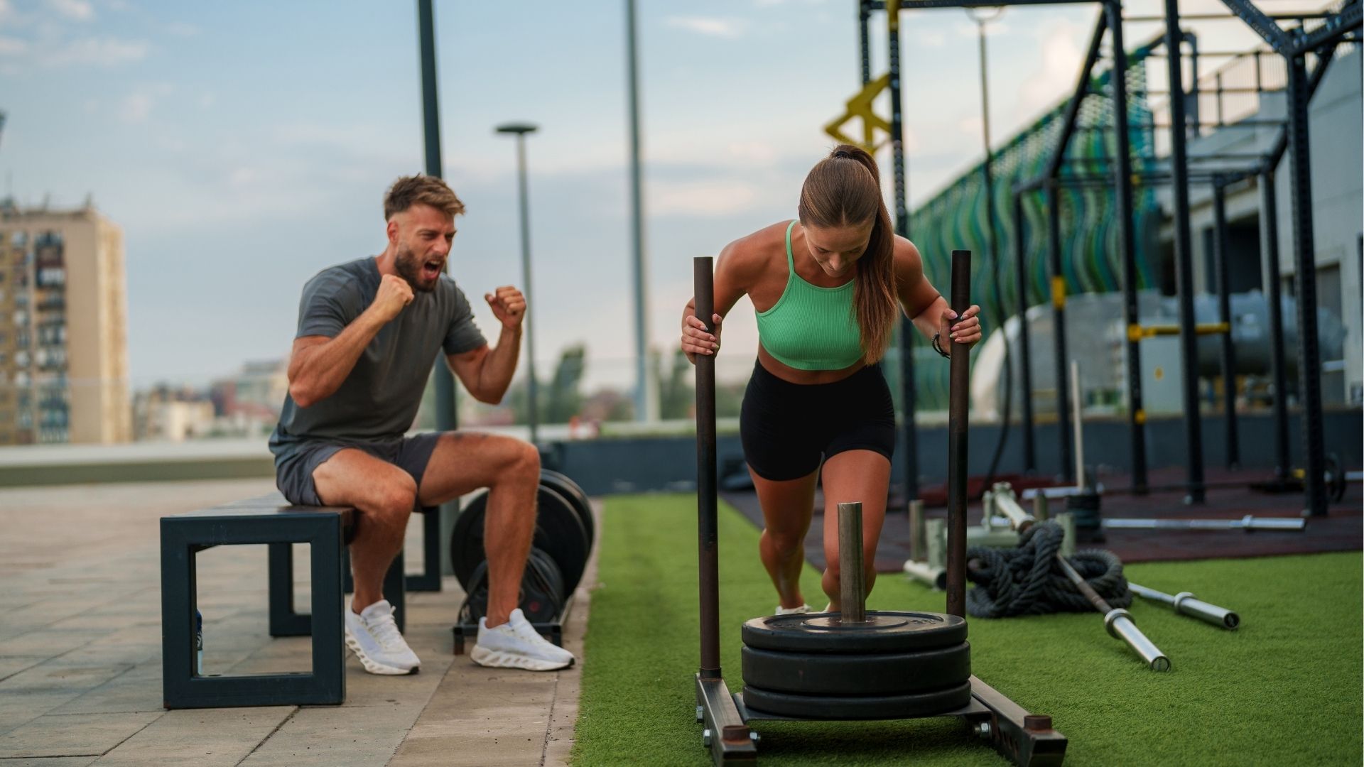 séance de coaching sportif en extérieur avec poussée de traîneau