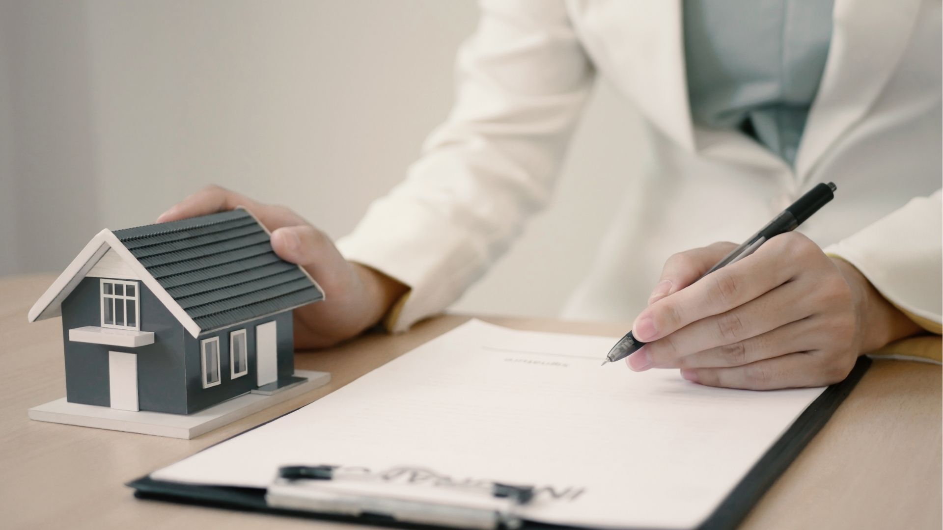 contrat de maison signé, symbolisant l'achat ou la vente d'un bien immobilier