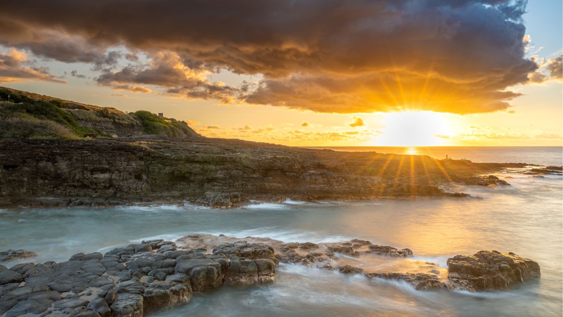 coucher de soleil au Cap La Houssaye à La Réunion, avec falaises volcaniques et océan