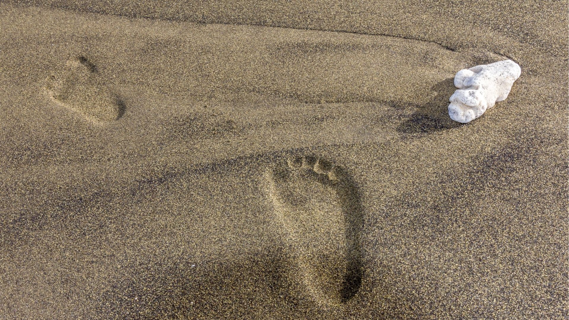 empreintes de pas sur le sable noir de L’Étang-Salé