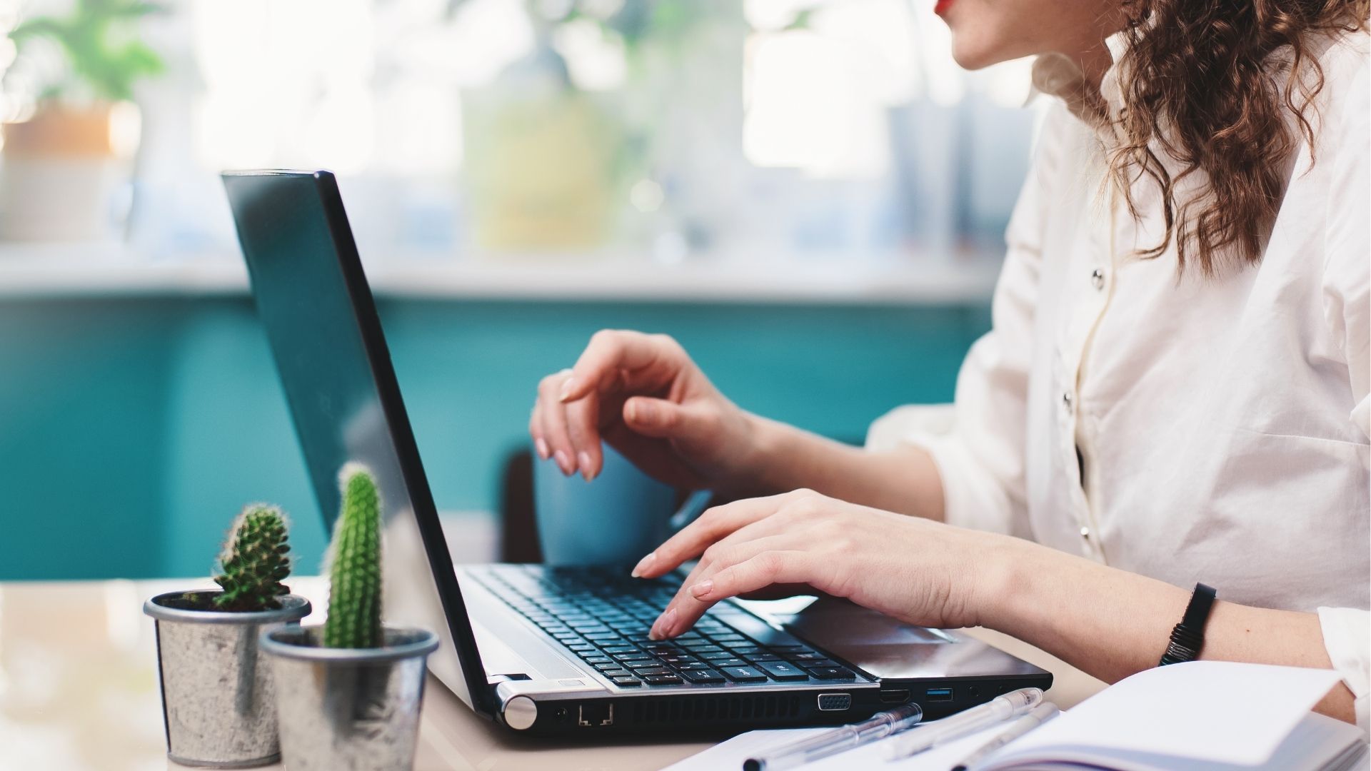 femme travaillant sur son ordinateur à La Réunion, concentrée sur son activité professionnelle