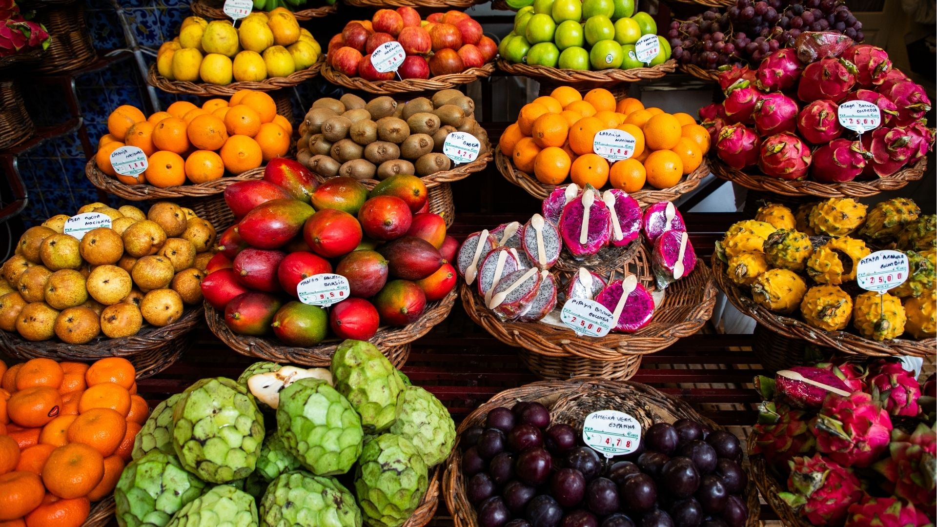 fruits frais vendus sur un marché de La Réunion, avec une variété de produits locaux et tropicaux