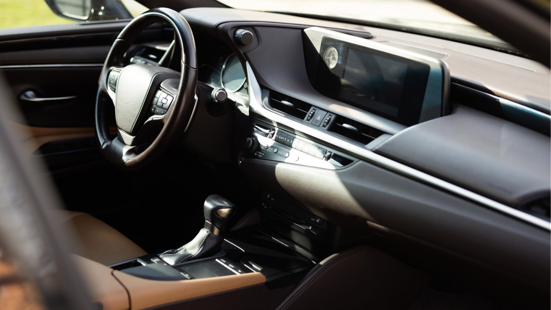 intérieur de voiture à La Réunion, avec sièges et tableau de bord visible