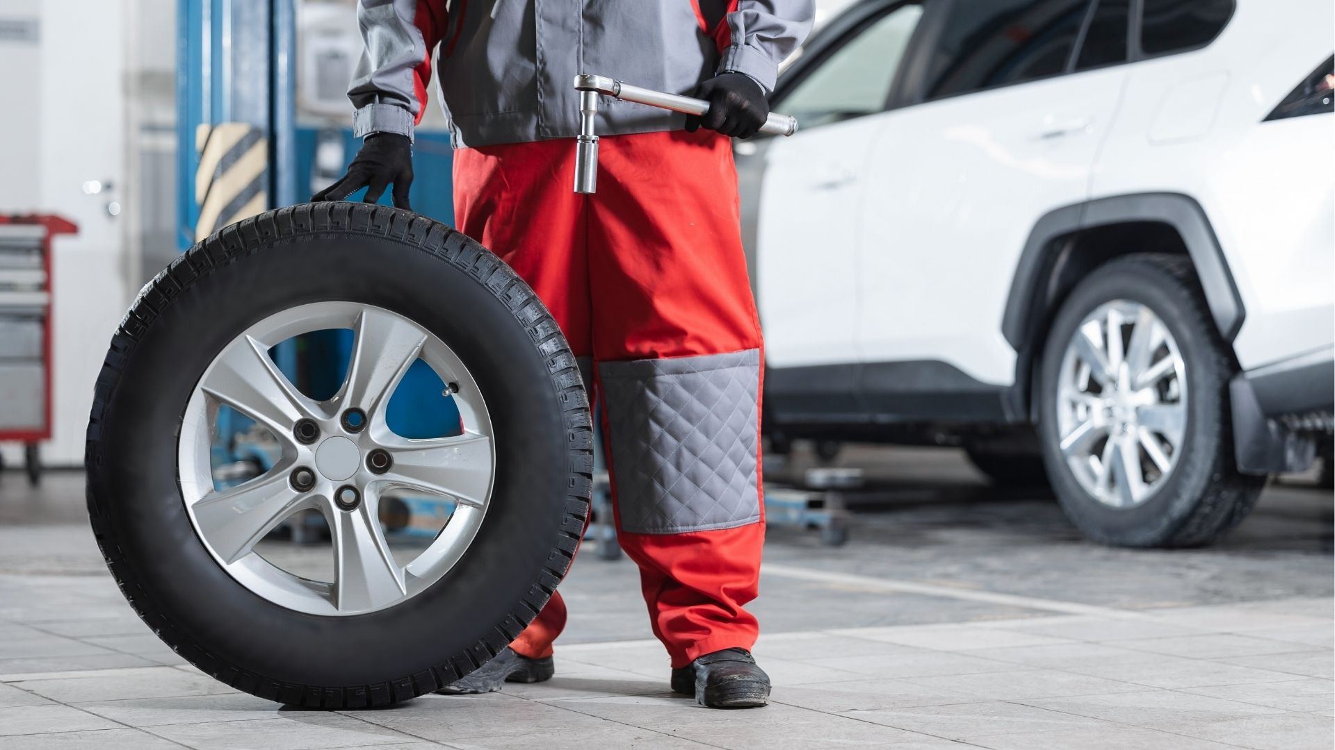 mécanicien changeant une roue de voiture à La Réunion