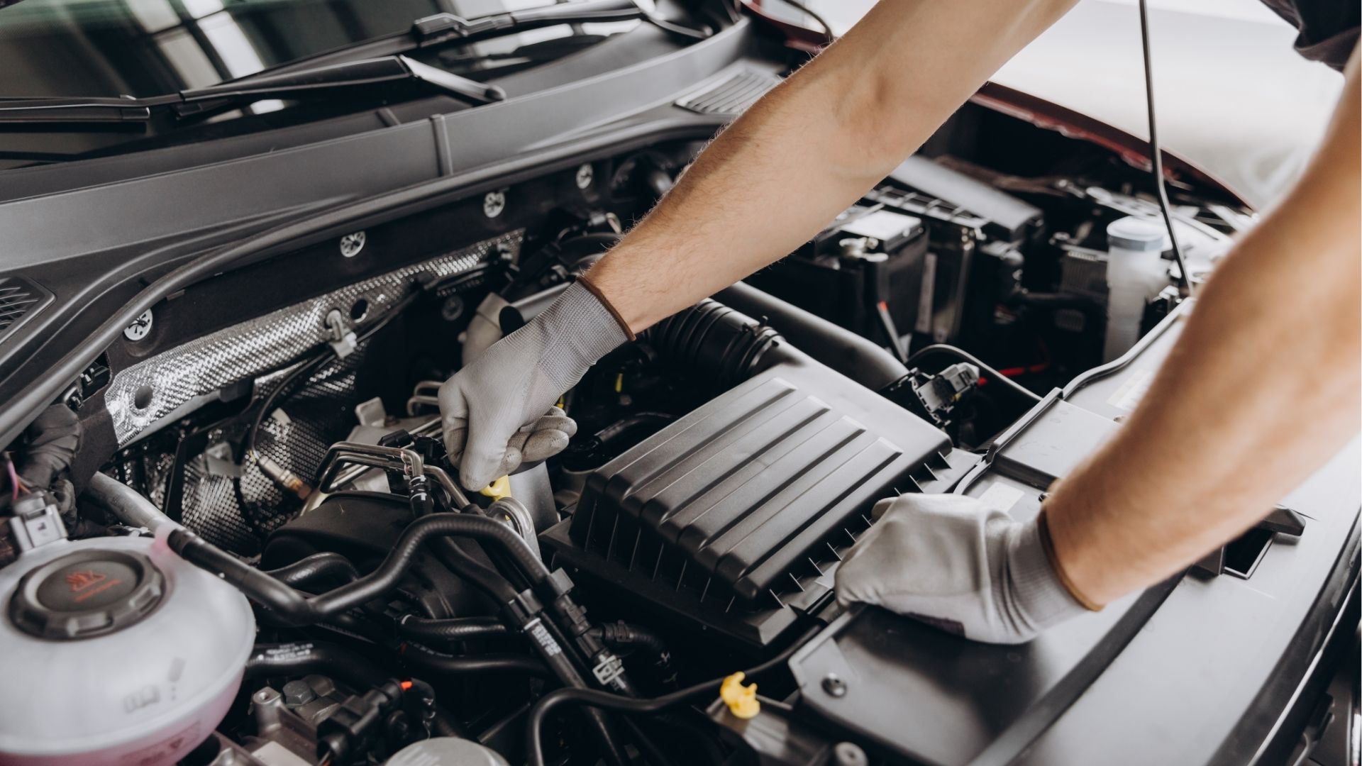 mécanicien réparant le moteur d'une voiture à La Réunion