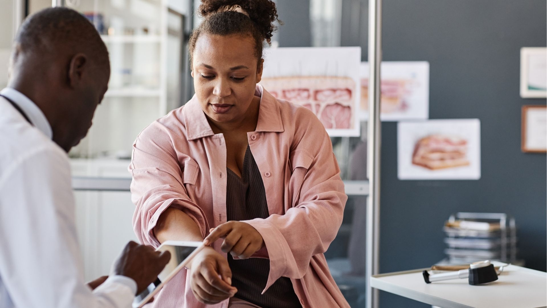 médecin et patiente en consultation à La Réunion, dans un cadre médical professionnel