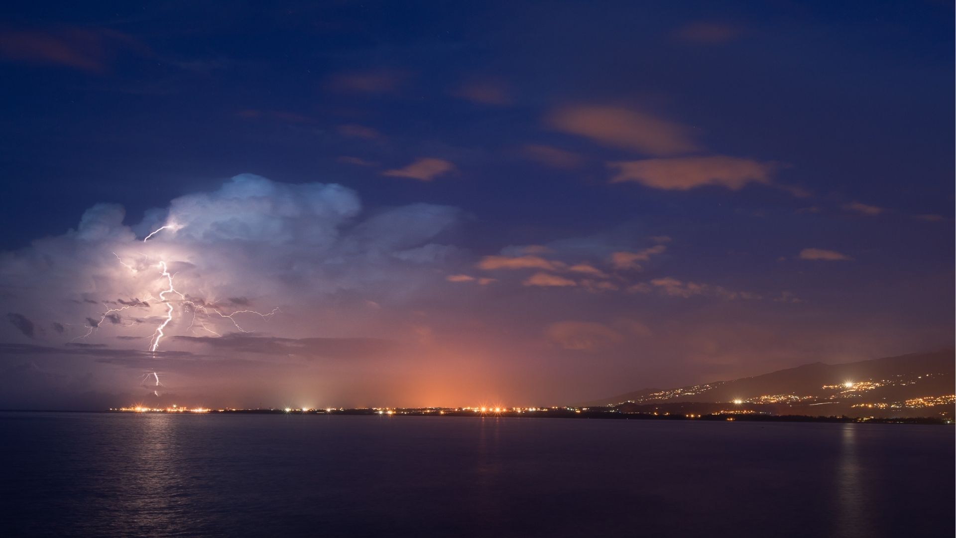 orage nocturne au-dessus de la ville du Port à La Réunion