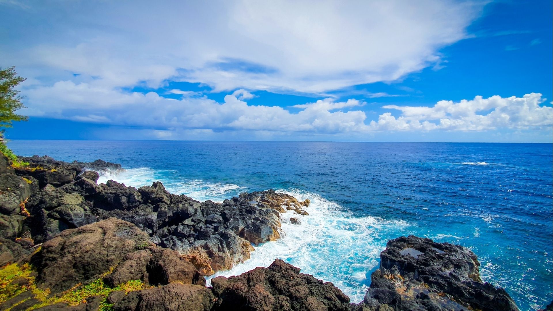 vue des rochers et de l'océan à Petit-Île, La Réunion