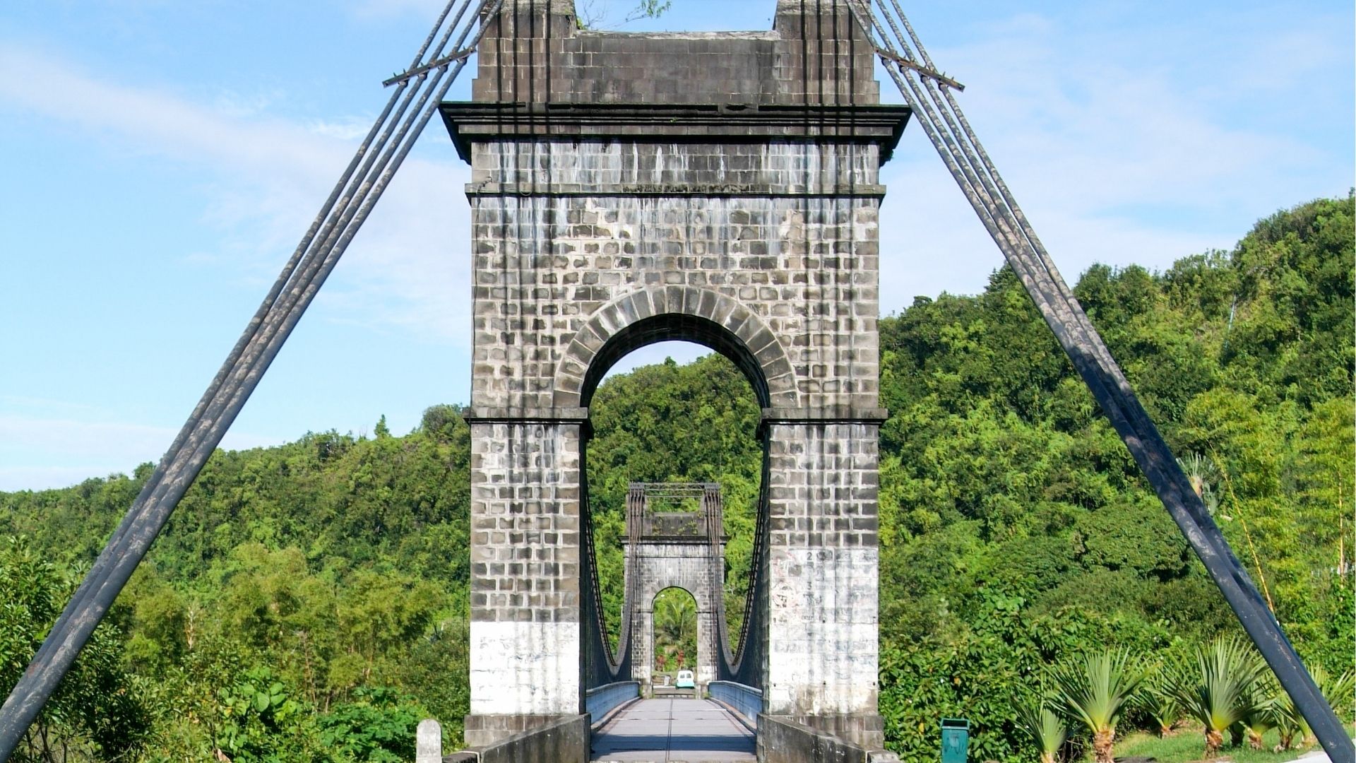 Pont suspendu à Saint-Anne sur l'île de La Réunion