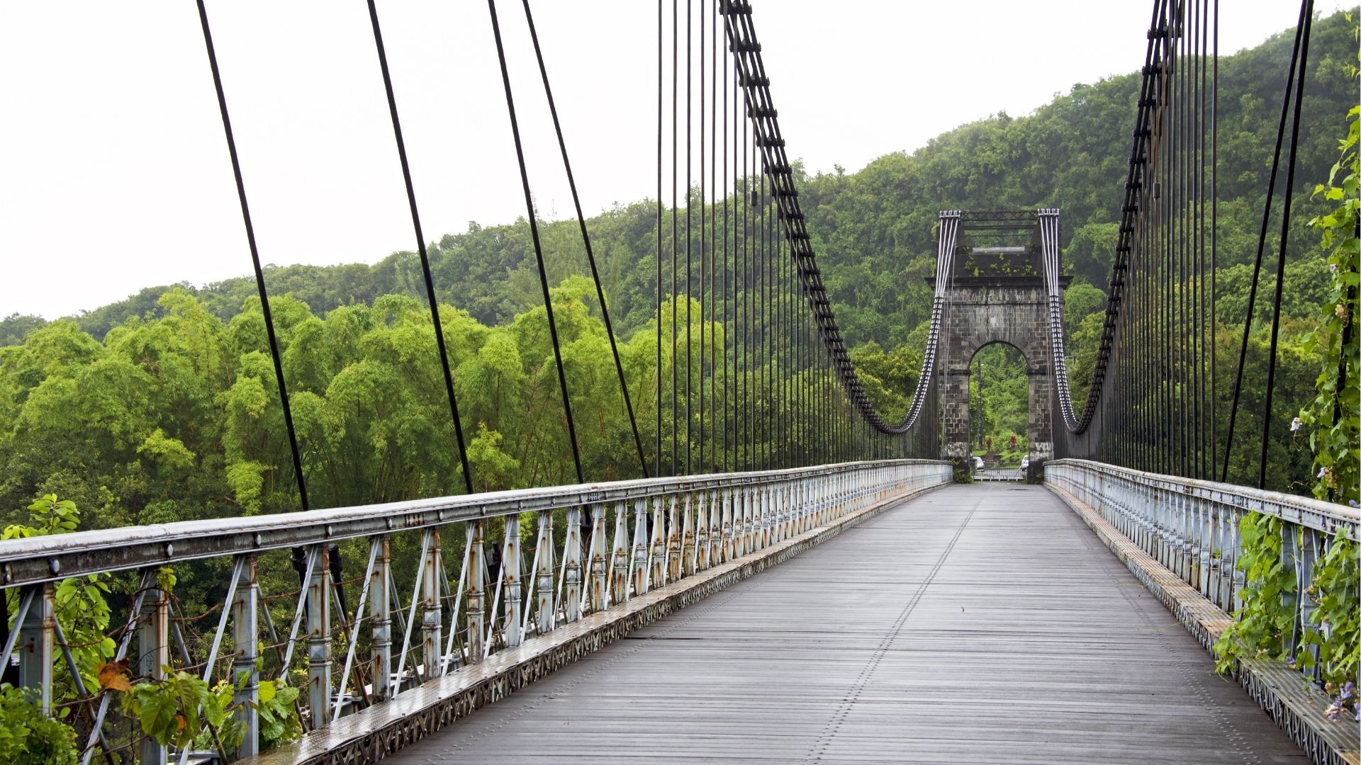 Pont suspendu à Saint-Anne sur l'île de La Réunion