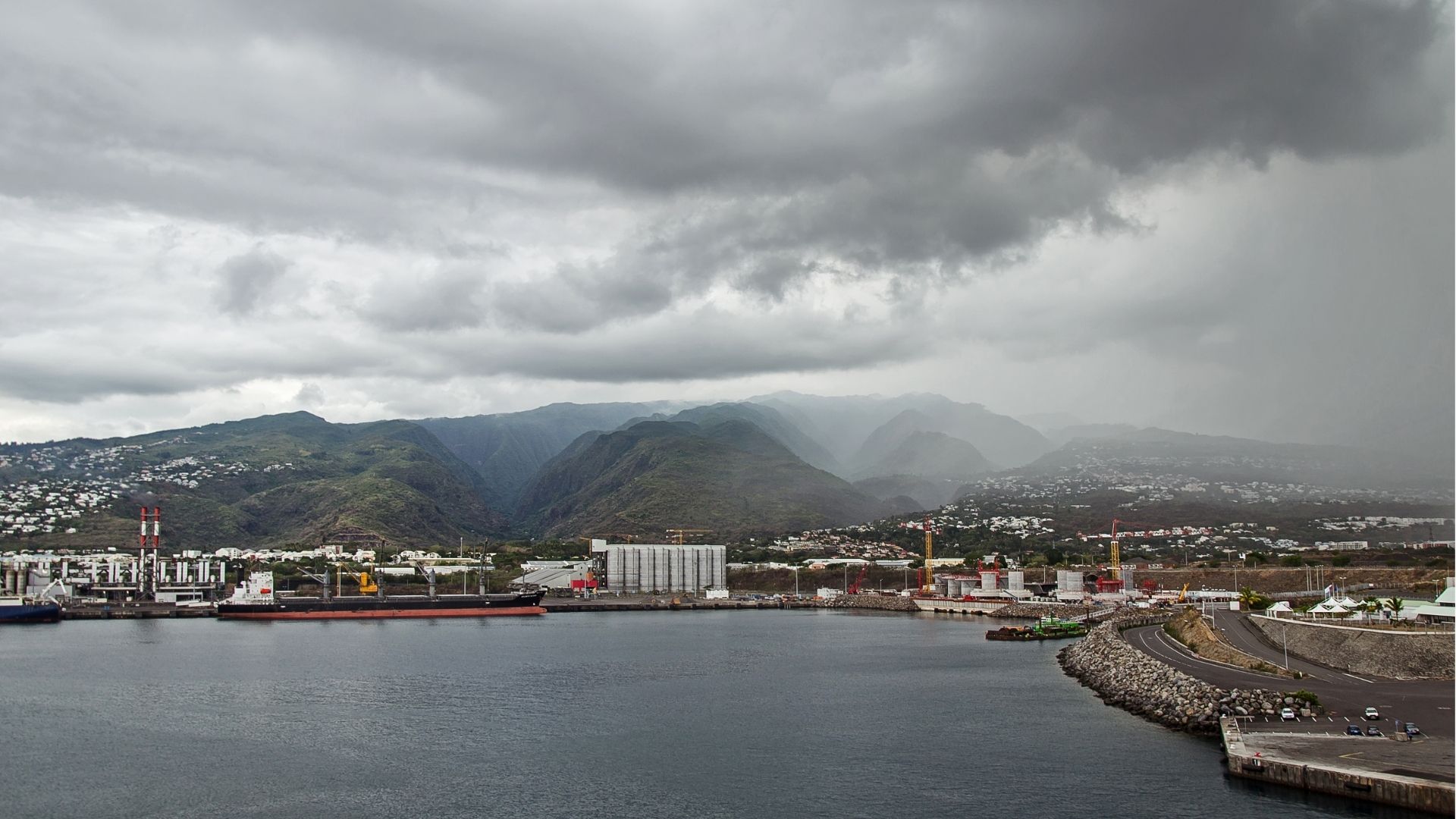 vue de la ville du Port avec le front de mer et les montagnes à La Réunion