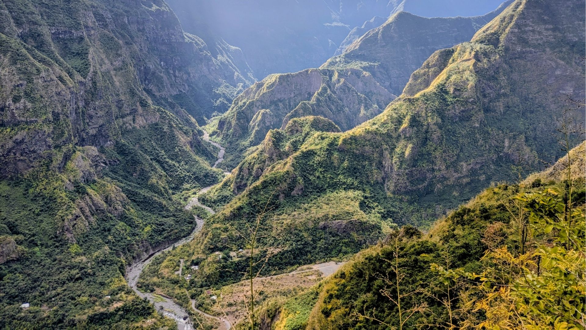 randonneurs dans les montagnes de La Réunion avec vues panoramiques et paysages verdoyants
