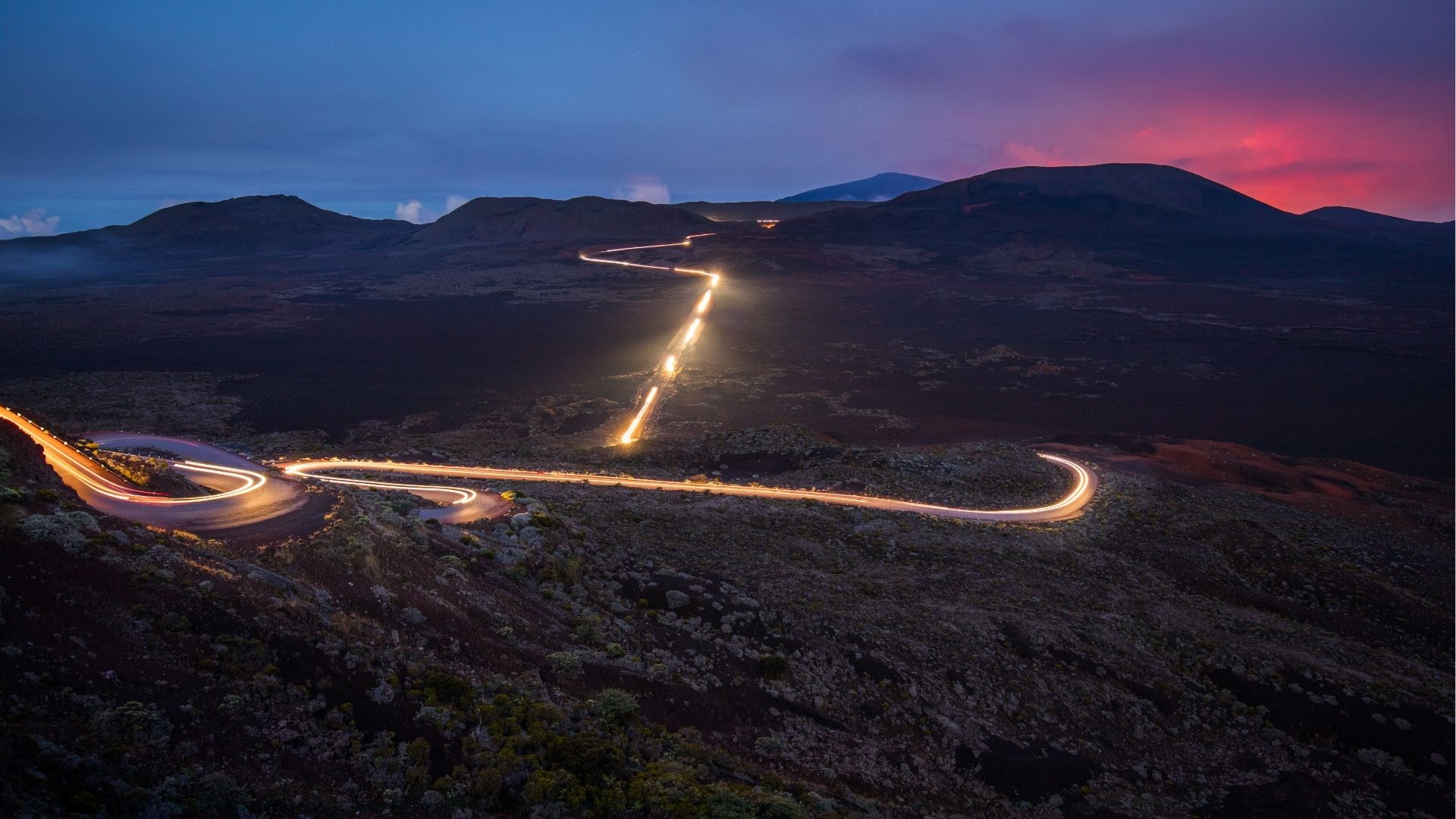 route du Volcan à La Réunion avec coucher de soleil et paysage volcanique