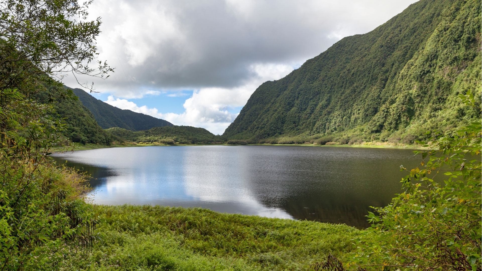 Bassin du Grand Étang entouré de montagnes verdoyantes à Saint-Benoît
