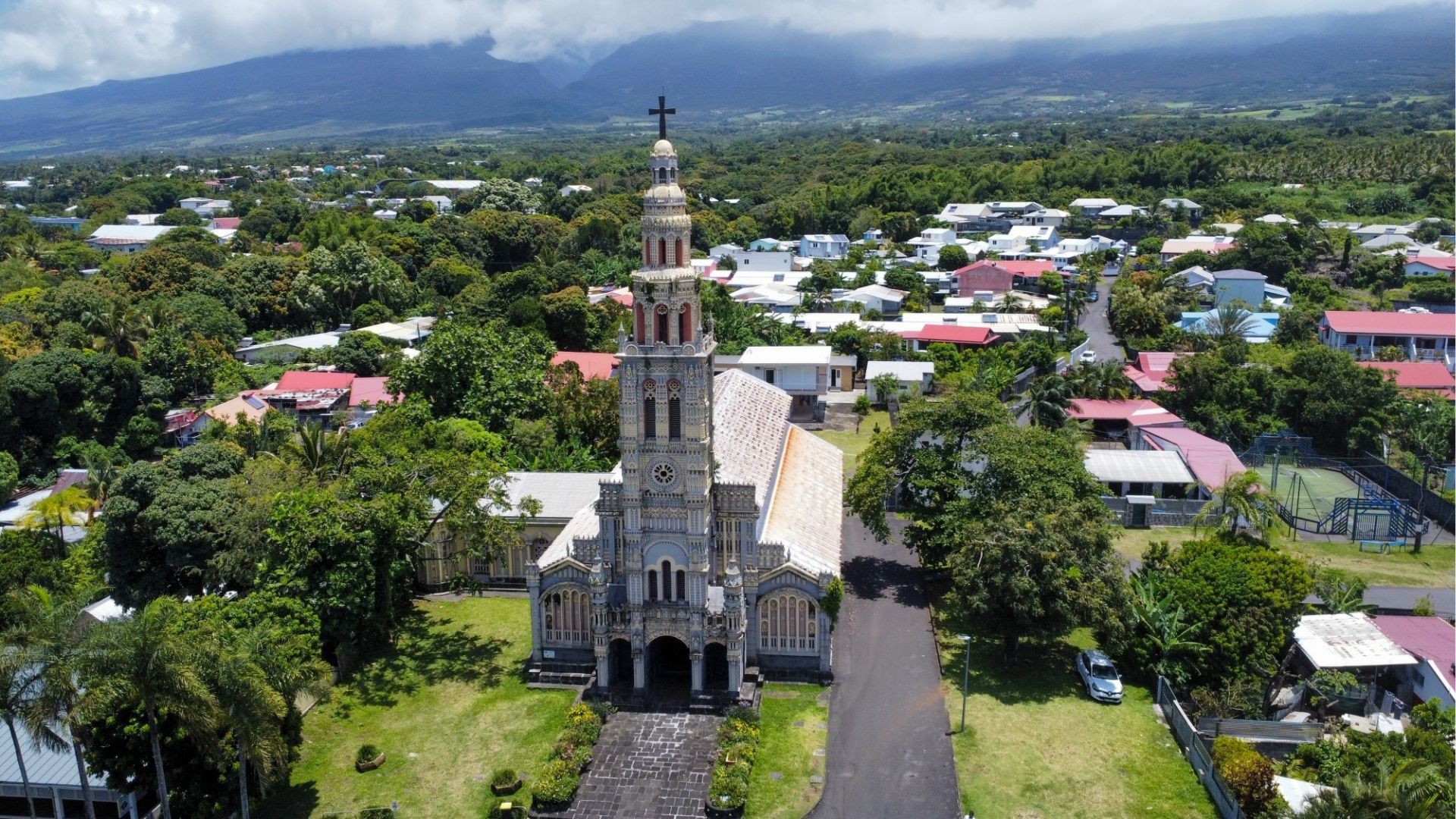 église de Saint-Benoît vue du ciel au cœur du centre-ville