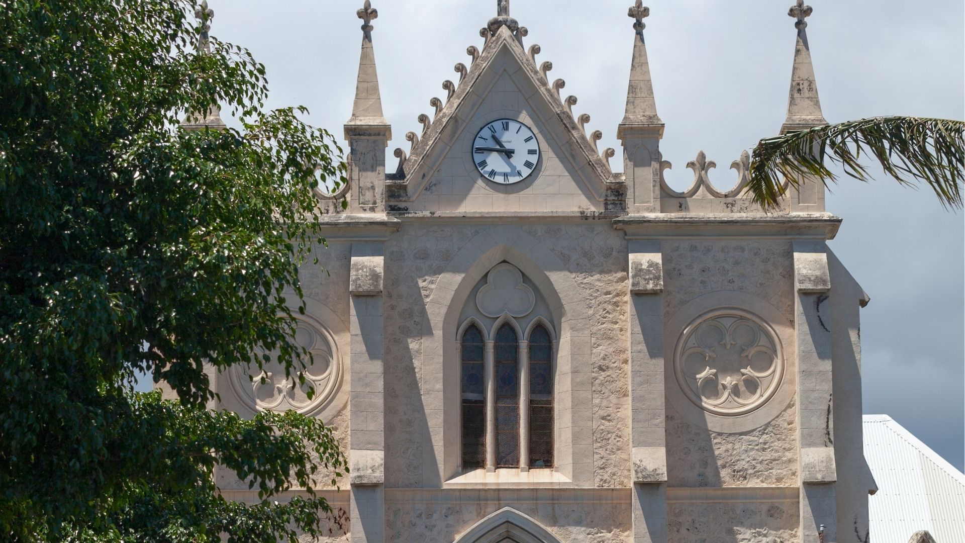 église de Saint-Denis avec façade historique et horloge