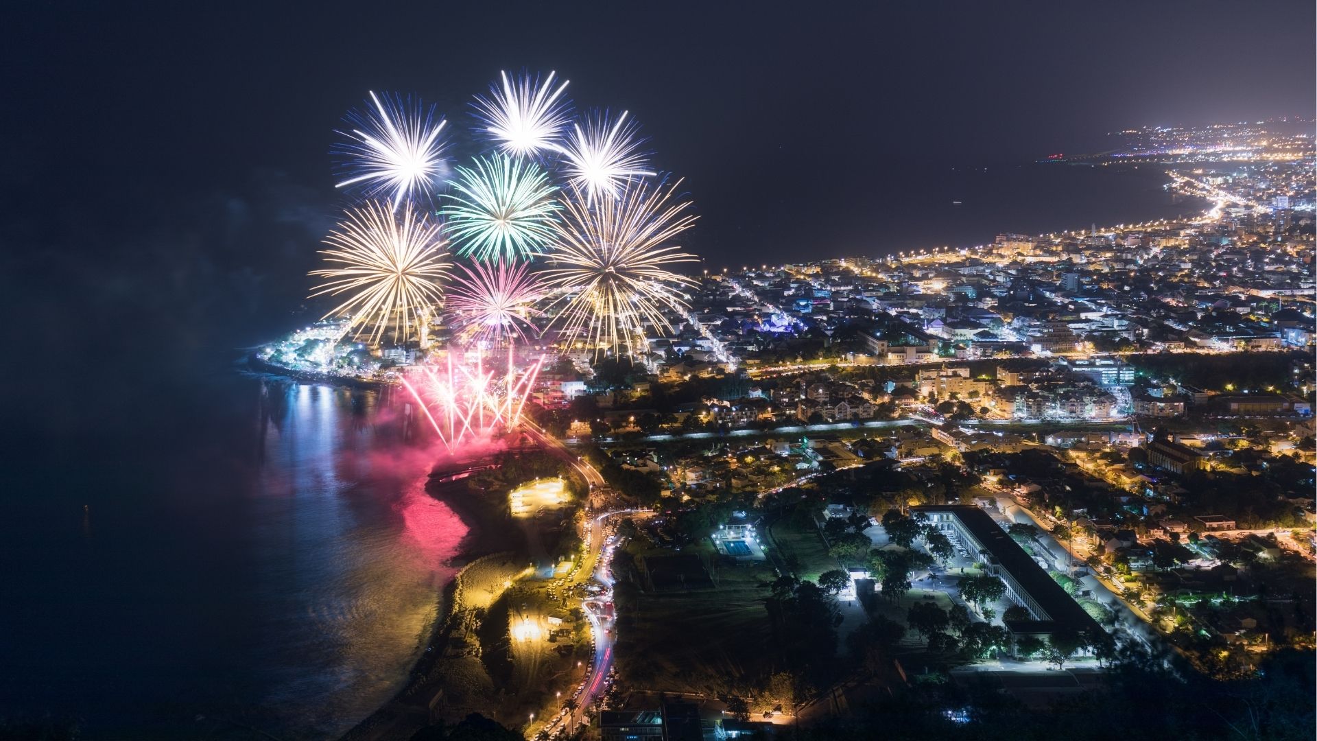 feux d’artifice à Saint-Denis avec vue nocturne sur la ville de La Réunion
