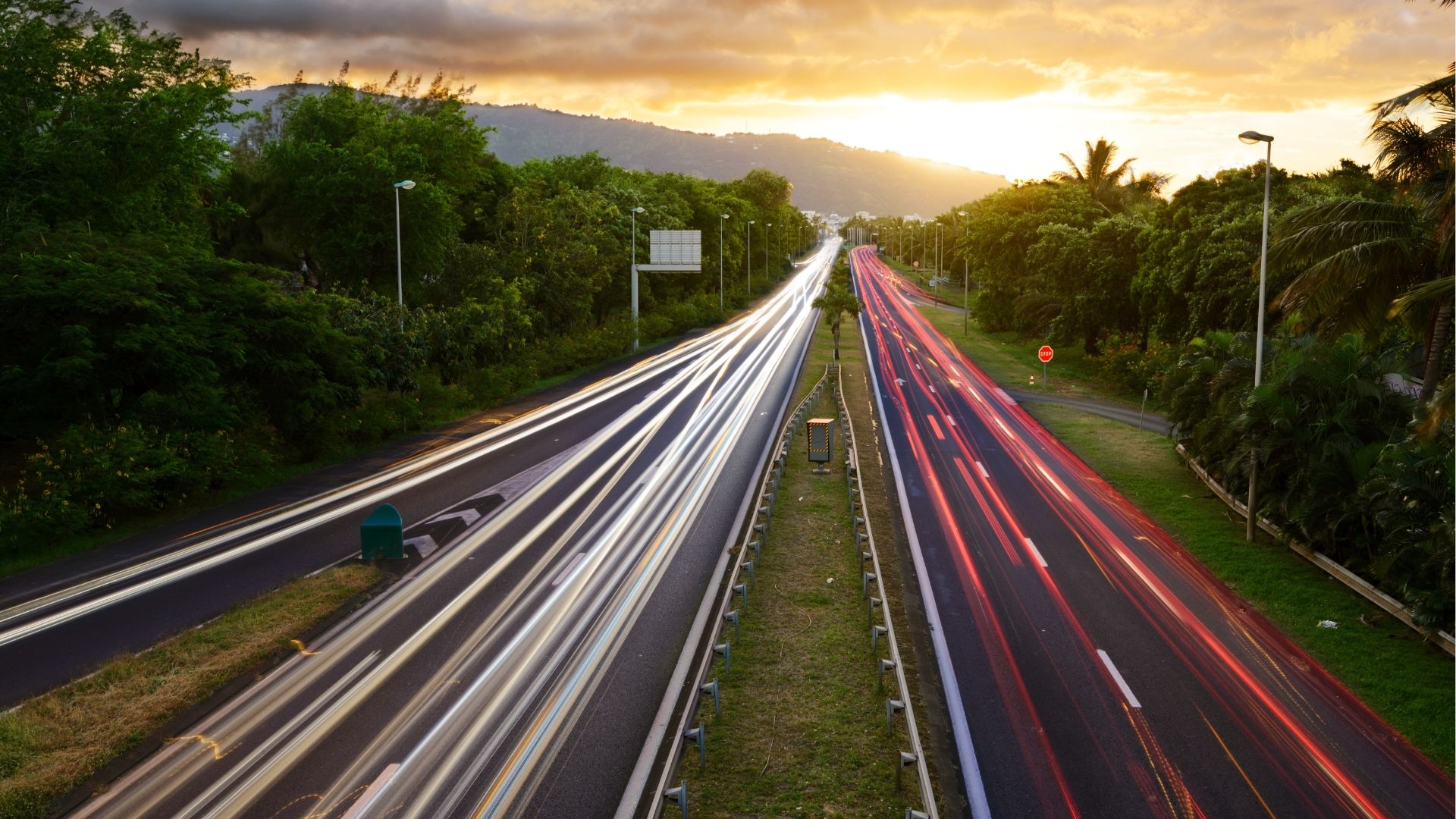 longues traînées lumineuses sur la voie rapide de Saint-Denis au coucher du soleil
