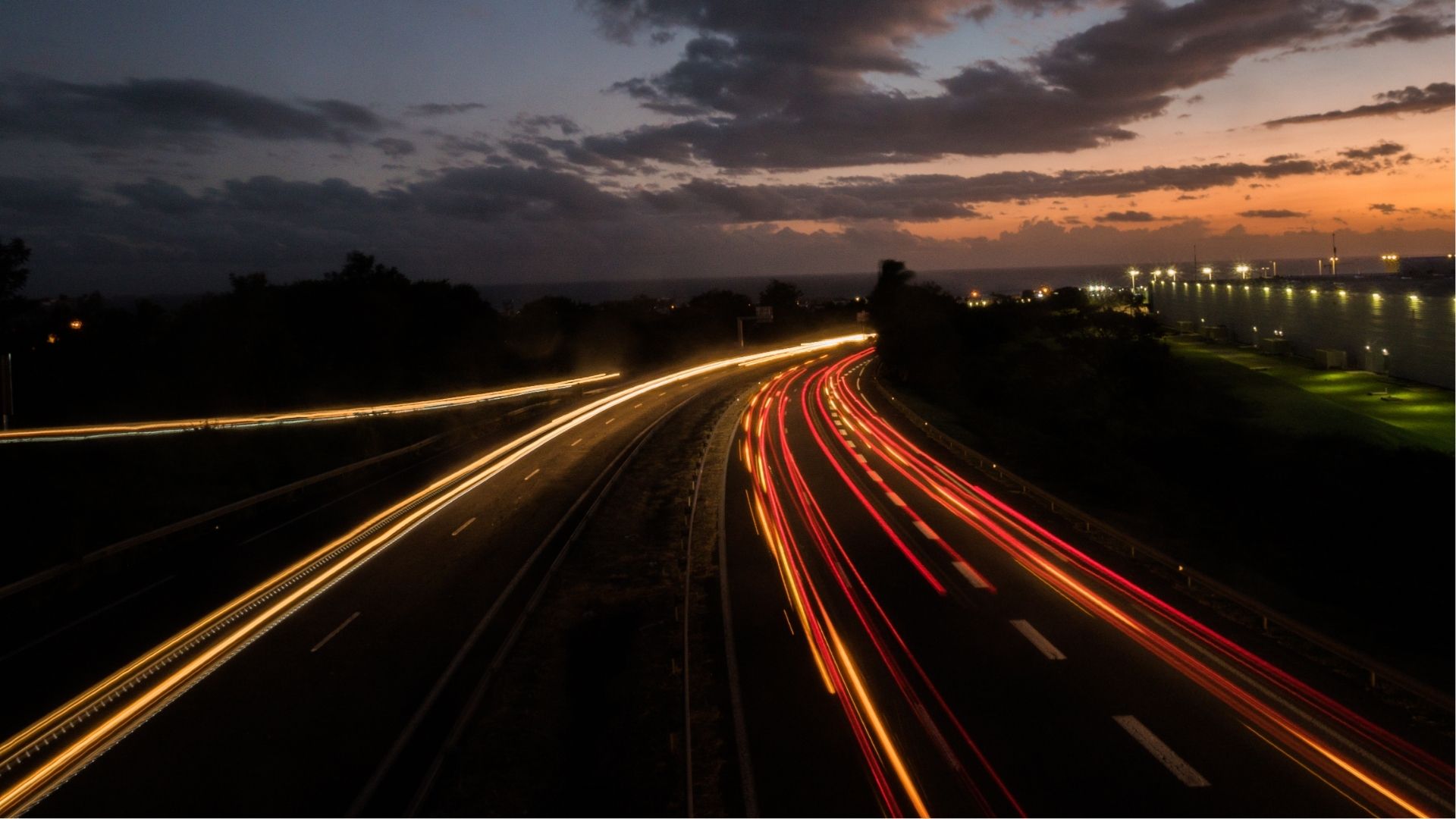 traînées lumineuses sur la voie rapide de Saint-Pierre à la tombée de la nuit à La Réunion