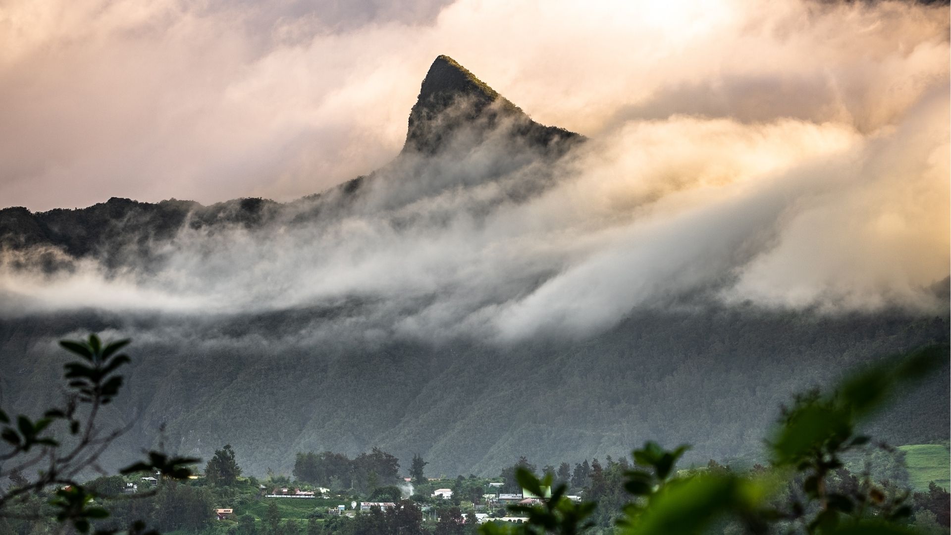 Vue de la vallée de Salazie avec les montagnes à La Réunion