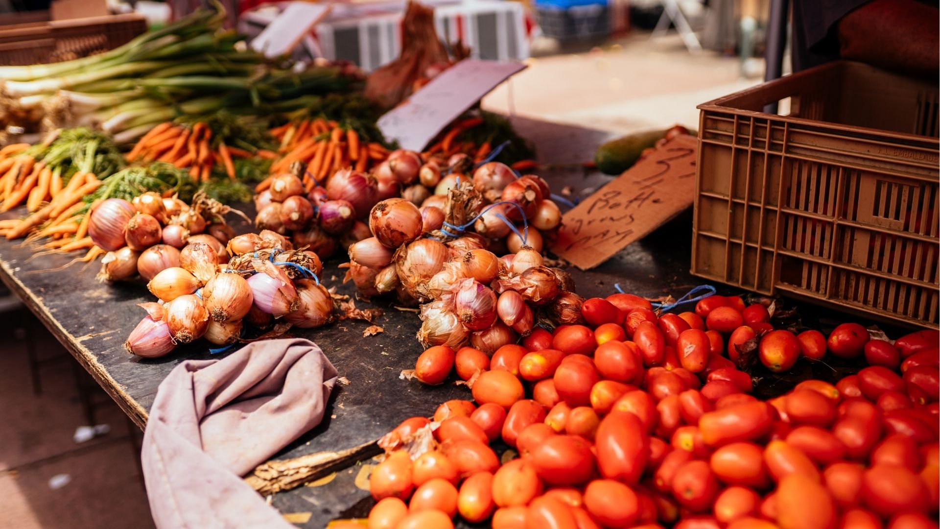 tomates et oignons frais vendus sur un marché de La Réunion, produits locaux et frais
