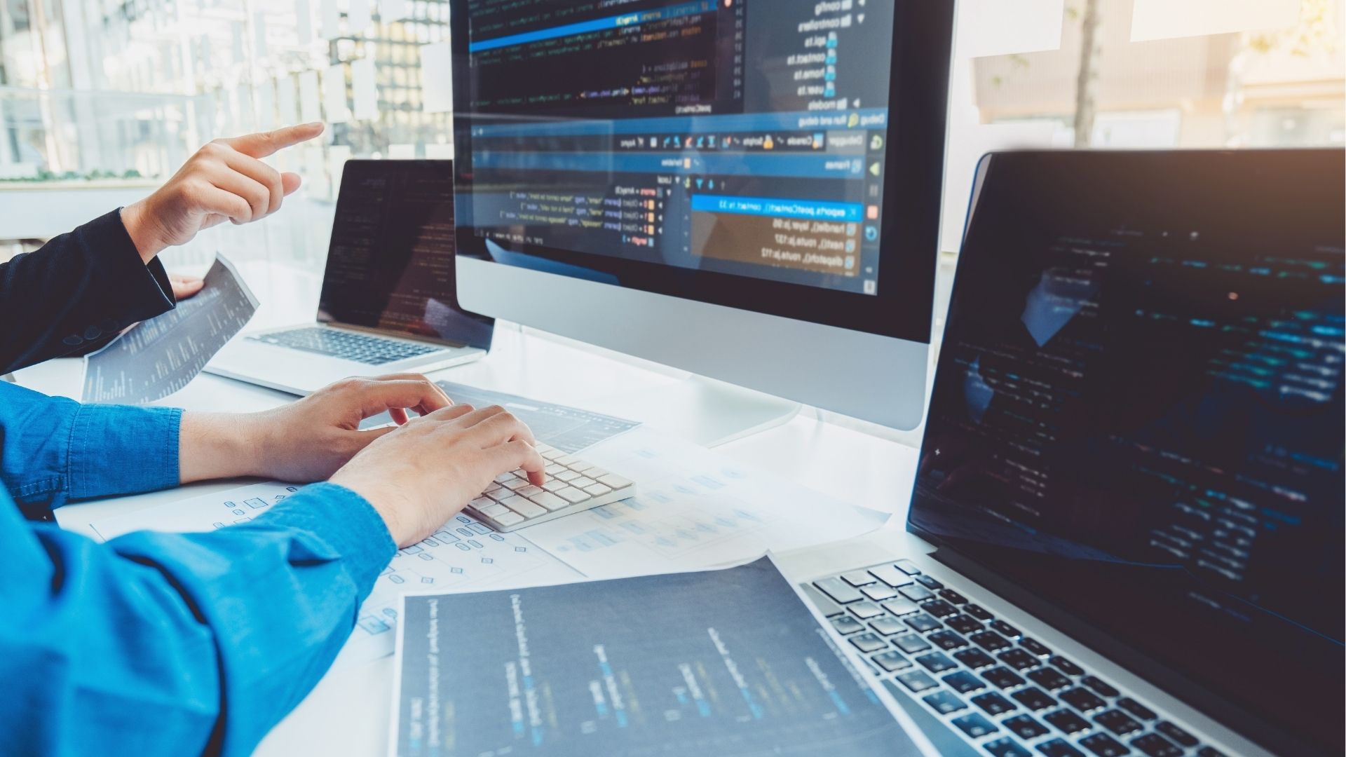 traitement de données et technologies sur un ordinateur à La Réunion, avec logiciels et applications en cours