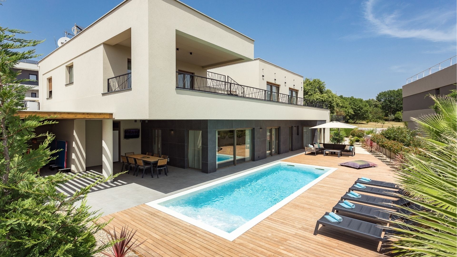 villa luxueuse avec piscine à La Réunion, offrant un cadre de vie idéal et spacieux