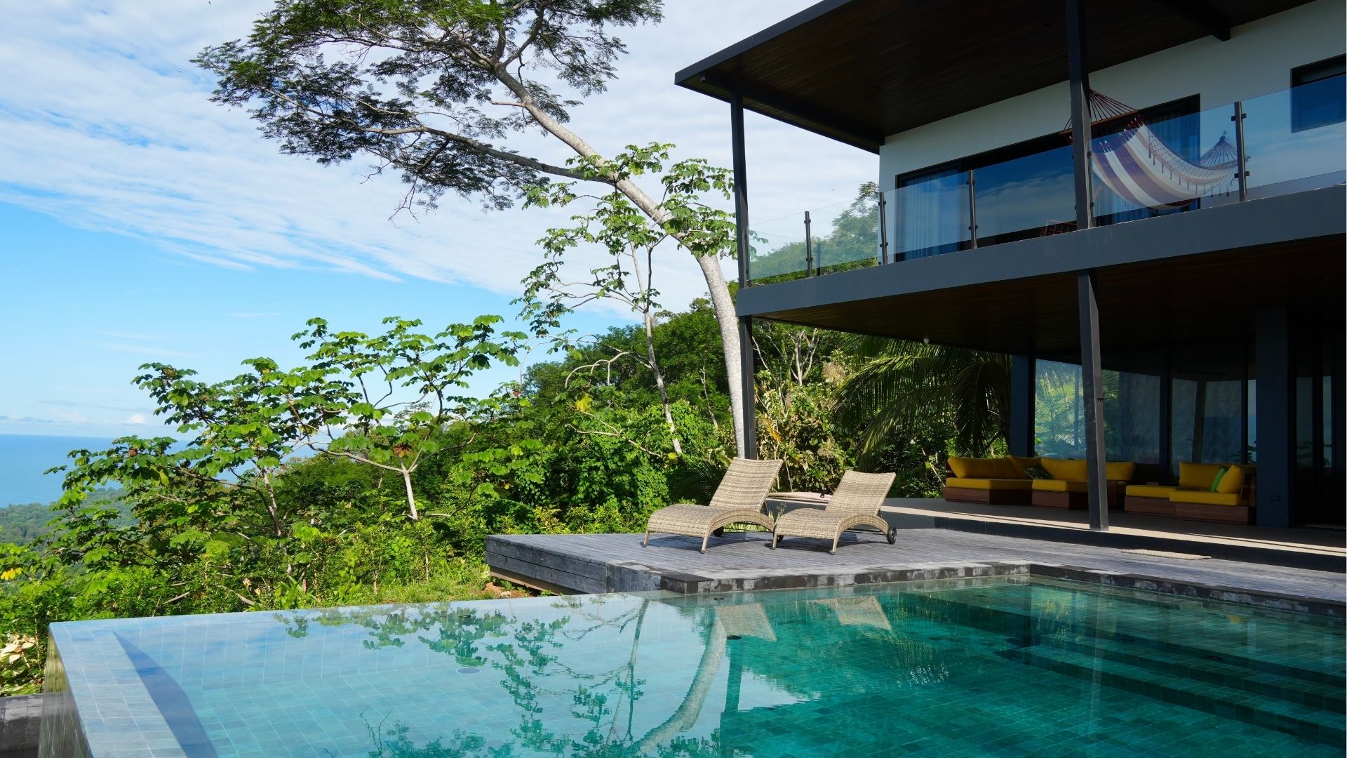 villa moderne avec piscine et vue sur la nature