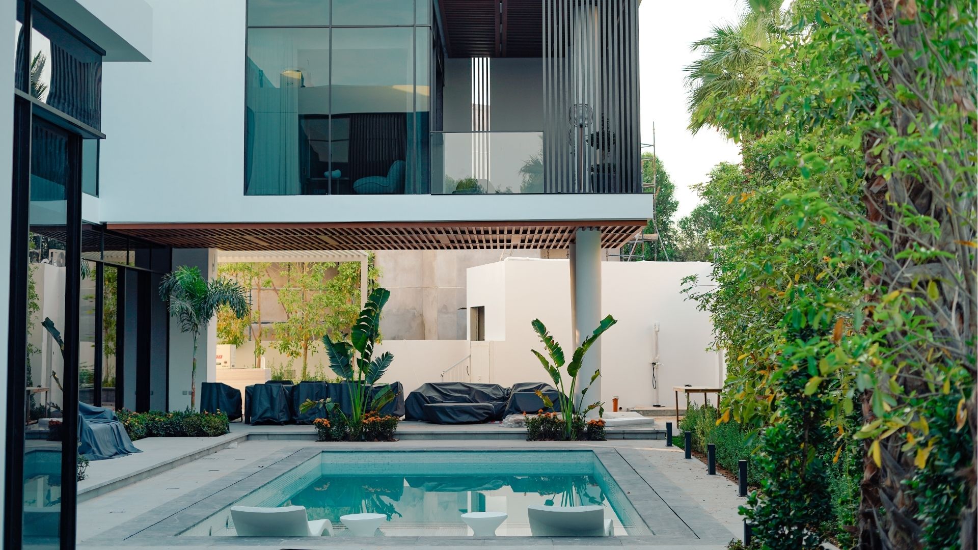 villa moderne avec grande baie vitrée et piscine extérieure