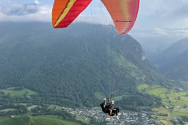 Décollage en parapente biplace à Accous dans les Pyrénées avec un moniteur Air Attitude