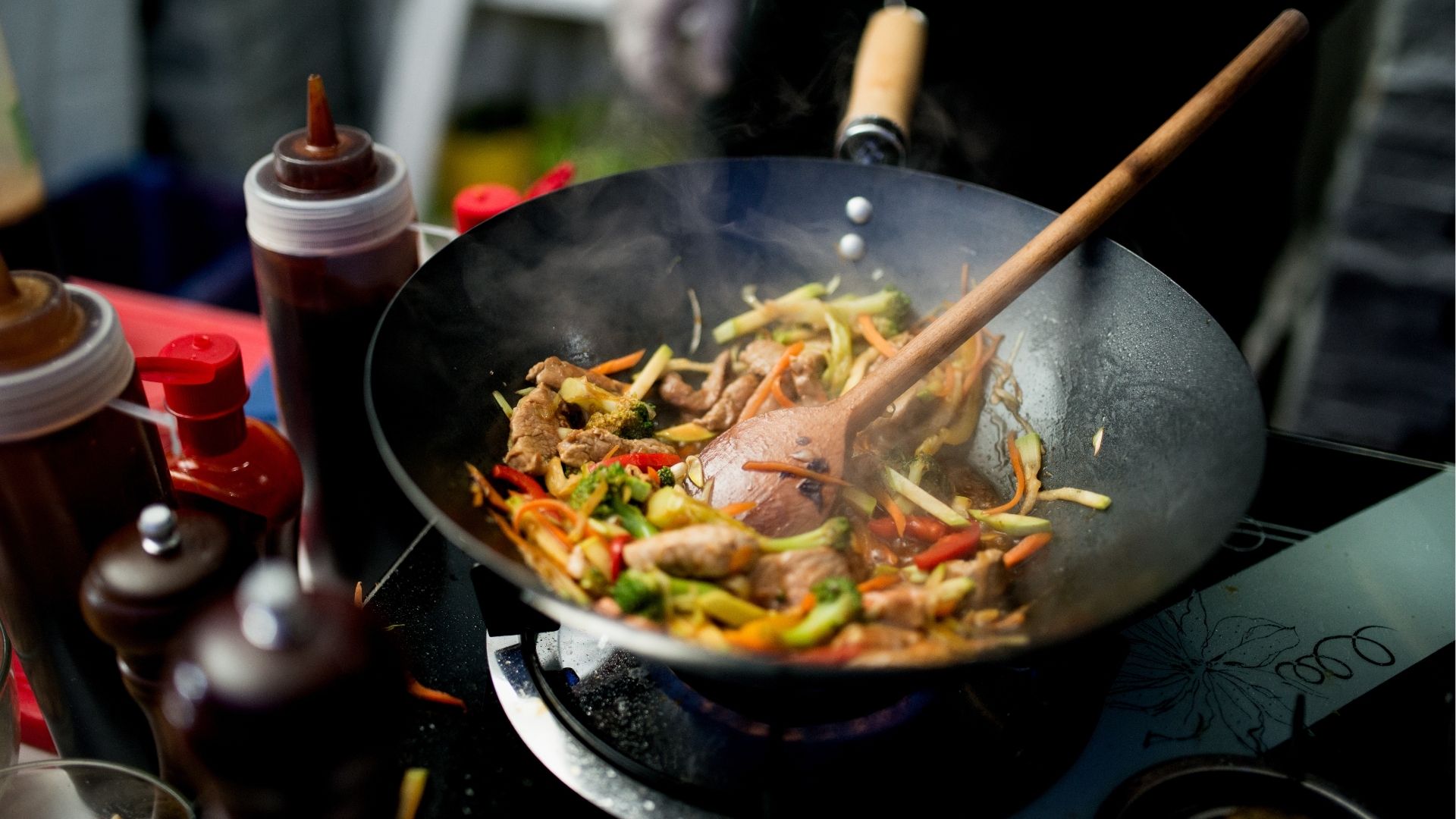 Légumes et viande sautés au wok, spécialité réunionnaise